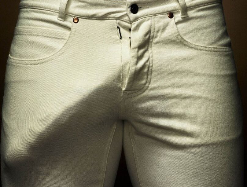 Vergrößerter Penis in der Hose