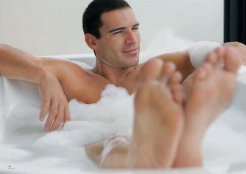 Ein Mann badet mit Backpulver, um seinen Penis zu vergrößern