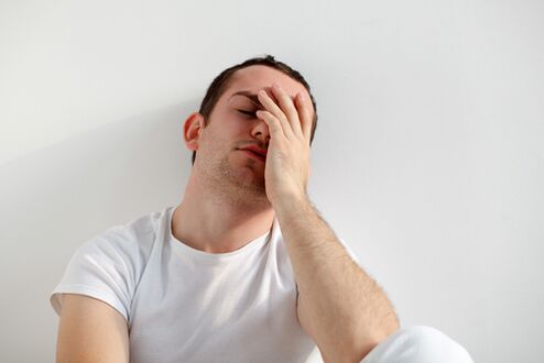 Ein Mann ist verärgert über seinen kleinen Penis und wie er ihn mit Limonade vergrößern kann