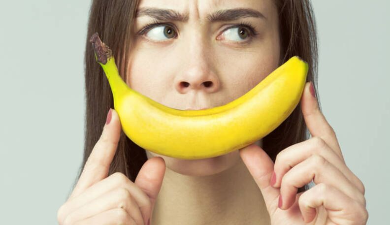 Bananenmädchen imitiert Penisvergrößerung mit Massage