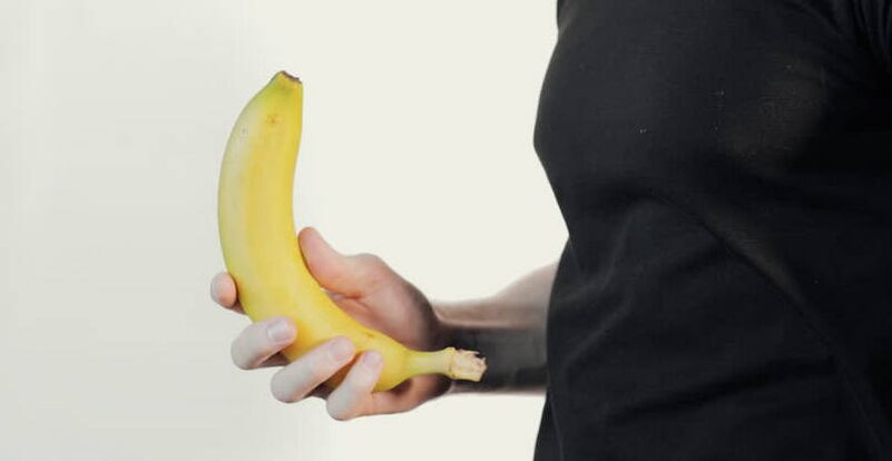 Massage zur Penisvergrößerung am Beispiel einer Banane. 